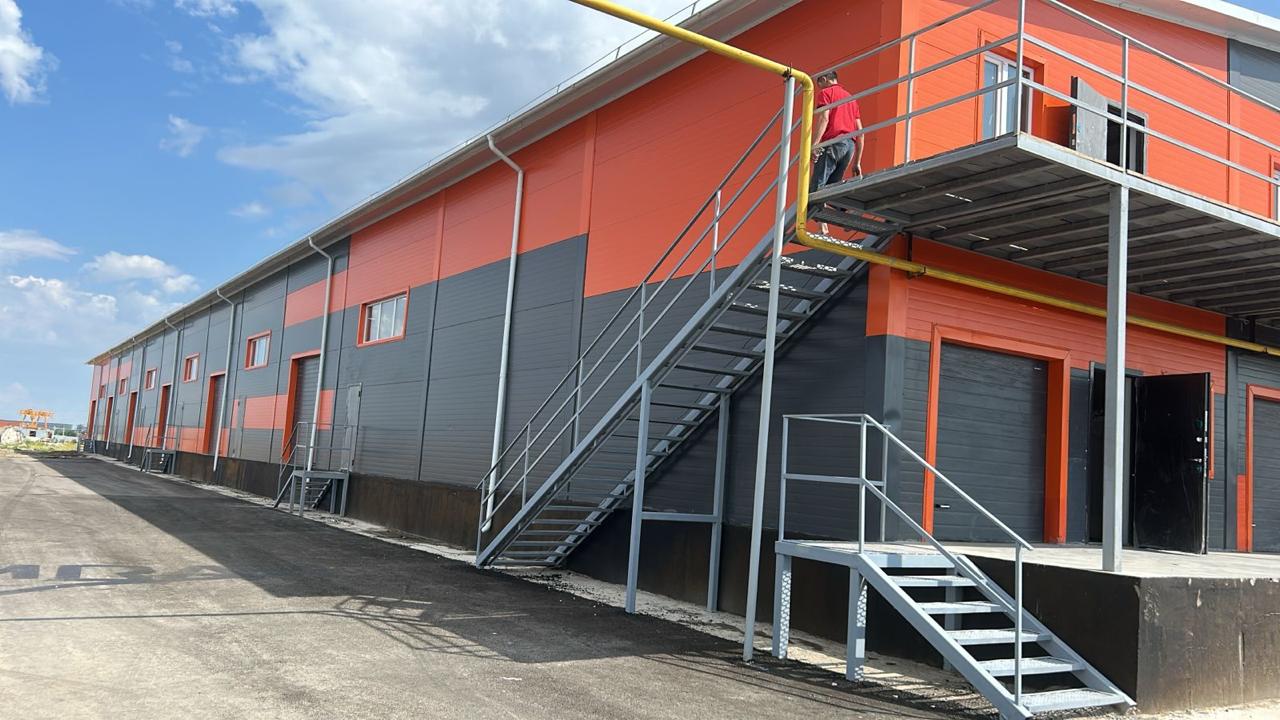 Центральное и скважинное  водоснабжение и центральная  канализация.