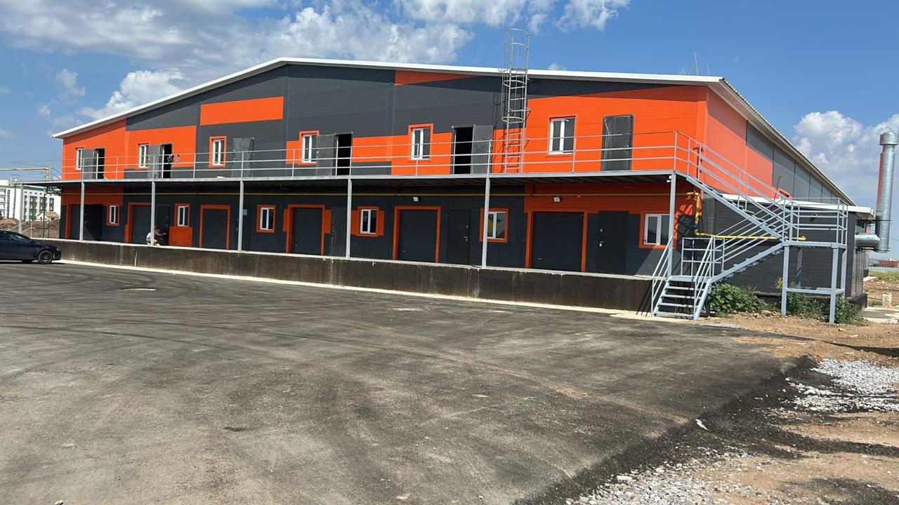 Круглосуточное видеонаблюдение52 камерами  по периметруивнутри  территории с 2 постами охраны.